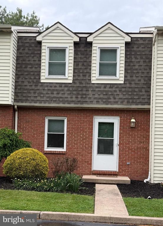 13 GARDEN CT, Elizabethtown, PA 17022