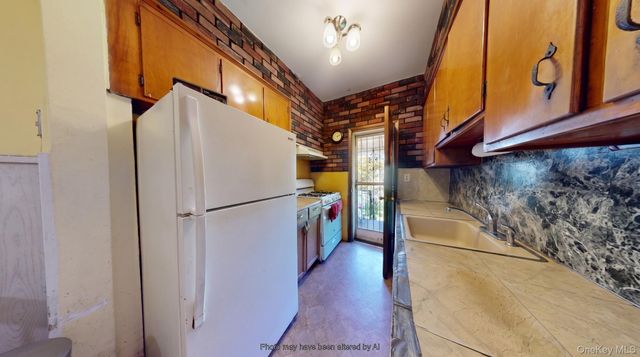 121 E 2nd Street, Brooklyn, NY 11218