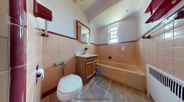 121 E 2nd Street, Brooklyn, NY 11218