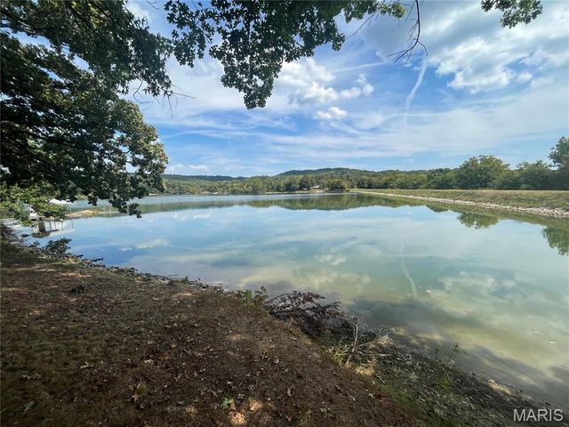 8638 W Shore Drive, Hillsboro, MO 63050