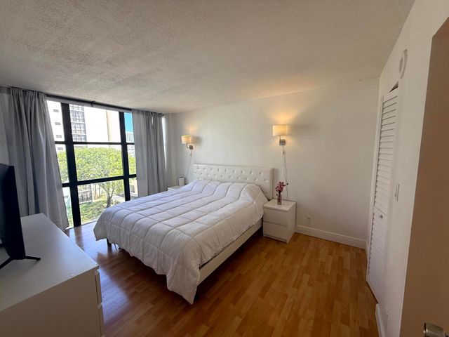 16909 N Bay Road 507, Sunny Isles Beach, FL 33160