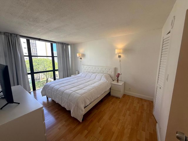 16909 N Bay Road 507, Sunny Isles Beach, FL 33160