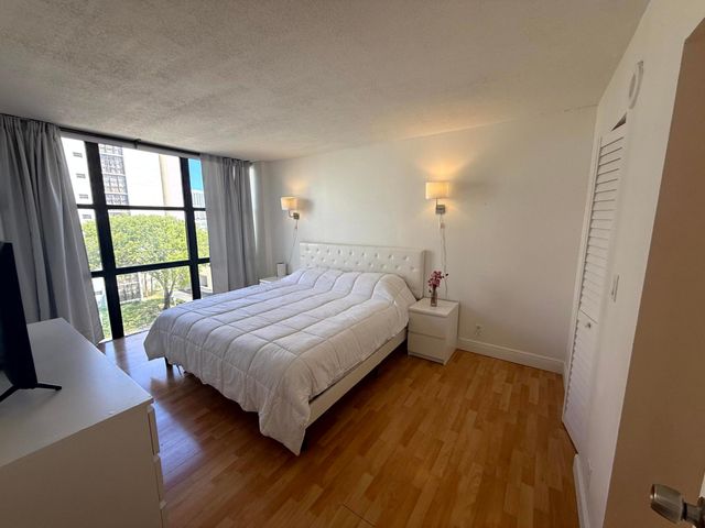 16909 N Bay Road 507, Sunny Isles Beach, FL 33160