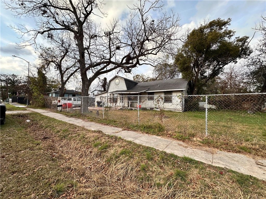 525 Eubanks St, Houston, TX 77022