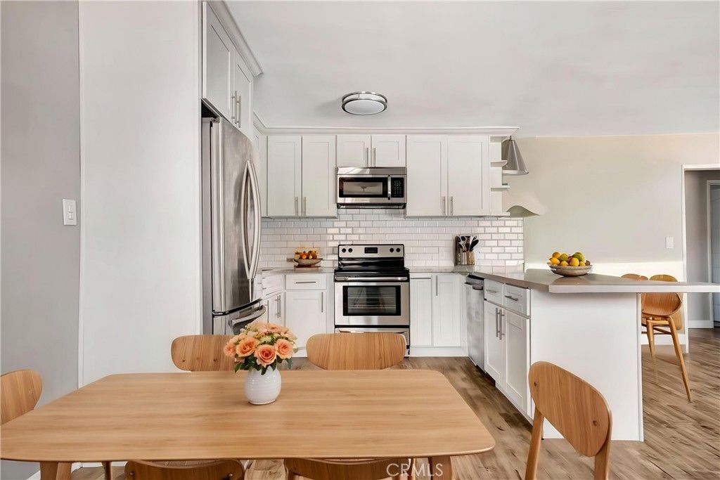 Image 5 of property listing at 6520 Shirley Avenue 14, Reseda, CA 91335