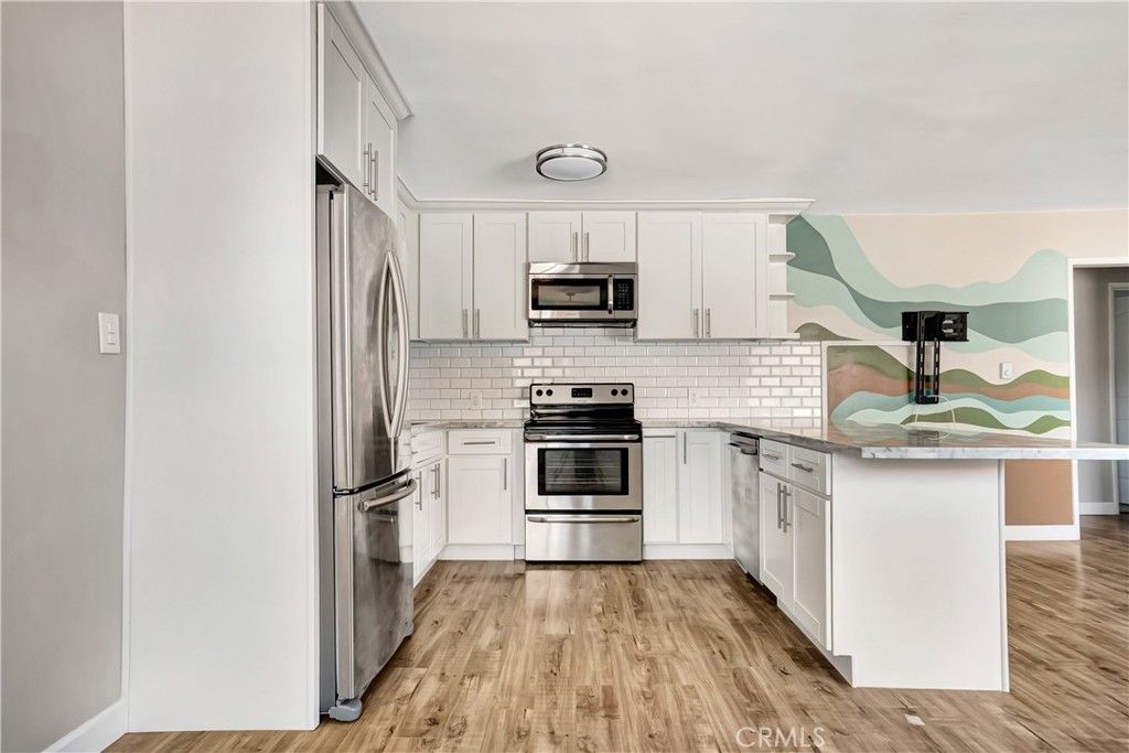 Image 6 of property listing at 6520 Shirley Avenue 14, Reseda, CA 91335