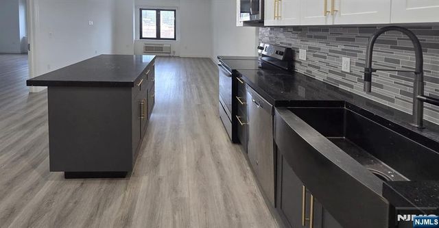 211 Baldwin Avenue 403, Jersey City, NJ 07306