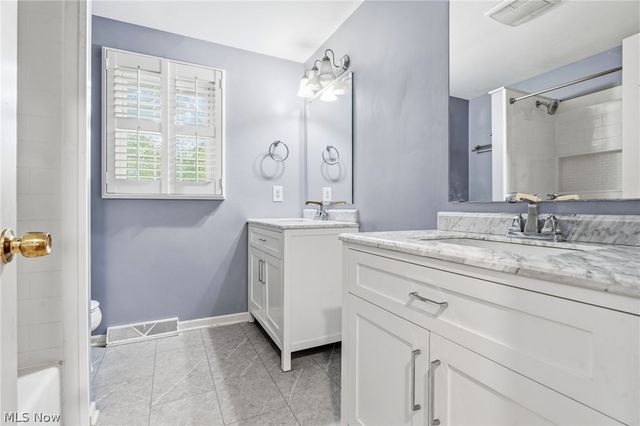 2211 Hunting Valley Street NW, North Canton, OH 44720