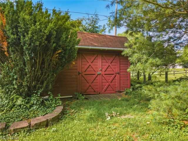 2211 Hunting Valley Street NW, North Canton, OH 44720