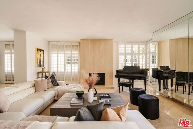 121 S Palm Drive 401, Beverly Hills, CA 90212