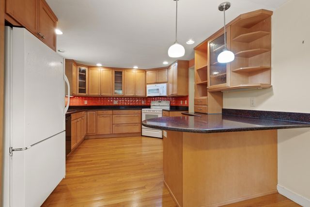 12 Old Stagecoach Rd, Bedford, MA 01730
