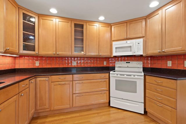 12 Old Stagecoach Rd, Bedford, MA 01730