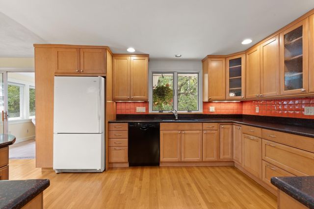 12 Old Stagecoach Rd, Bedford, MA 01730