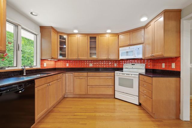 12 Old Stagecoach Rd, Bedford, MA 01730