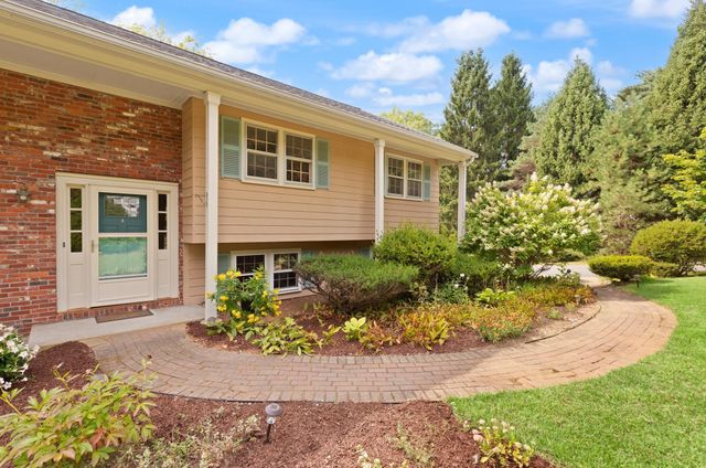 12 Old Stagecoach Rd, Bedford, MA 01730