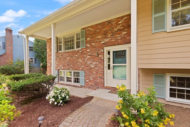 12 Old Stagecoach Rd, Bedford, MA 01730