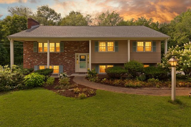 12 Old Stagecoach Rd, Bedford, MA 01730