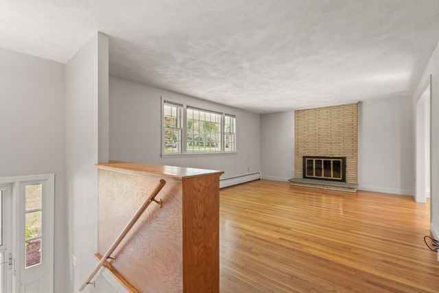 12 Old Stagecoach Rd, Bedford, MA 01730
