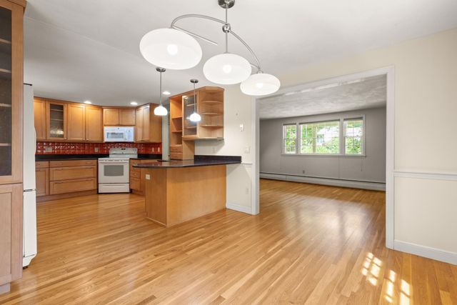 12 Old Stagecoach Rd, Bedford, MA 01730