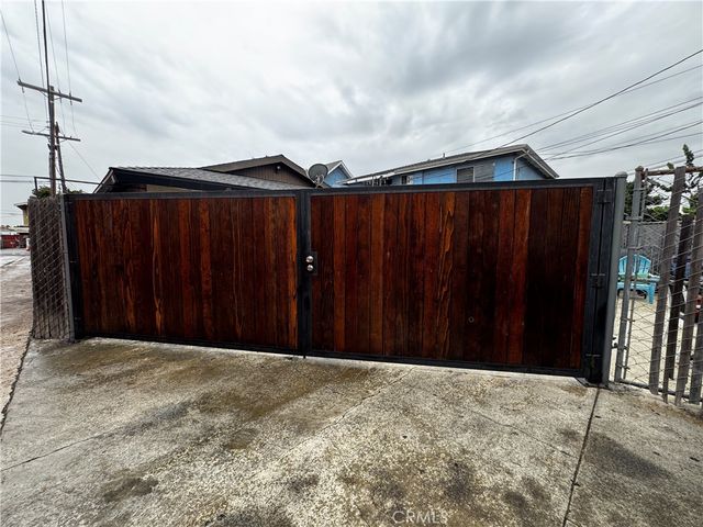 323 W 47th Place, Los Angeles, CA 90037