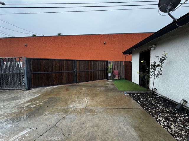 323 W 47th Place, Los Angeles, CA 90037