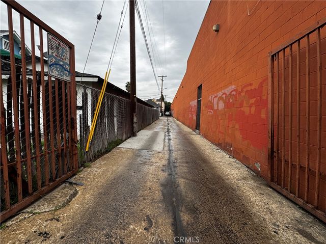 323 W 47th Place, Los Angeles, CA 90037