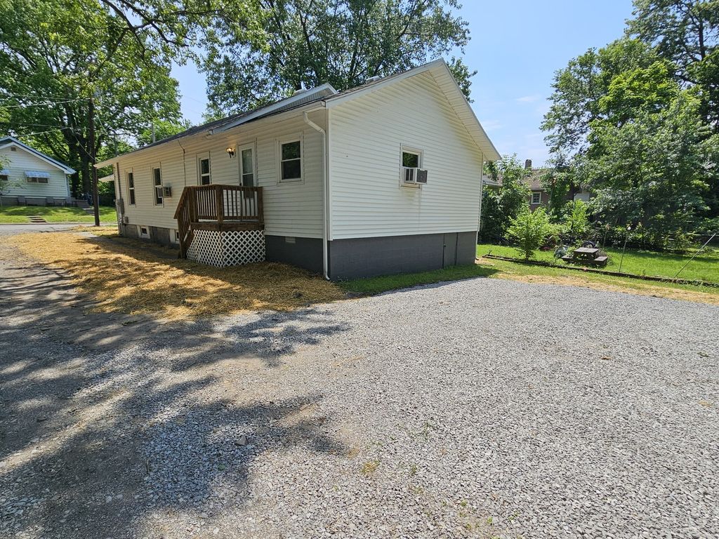 Image 2 of property listing at 415 S 21 Street, Mt Vernon, IL 62864