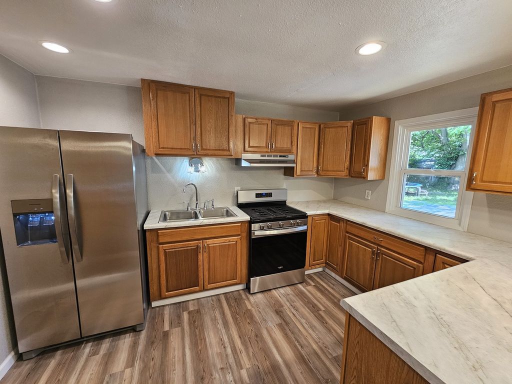 Image 14 of property listing at 415 S 21 Street, Mt Vernon, IL 62864