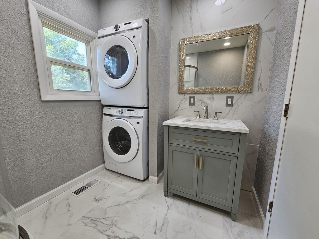 Image 22 of property listing at 415 S 21 Street, Mt Vernon, IL 62864