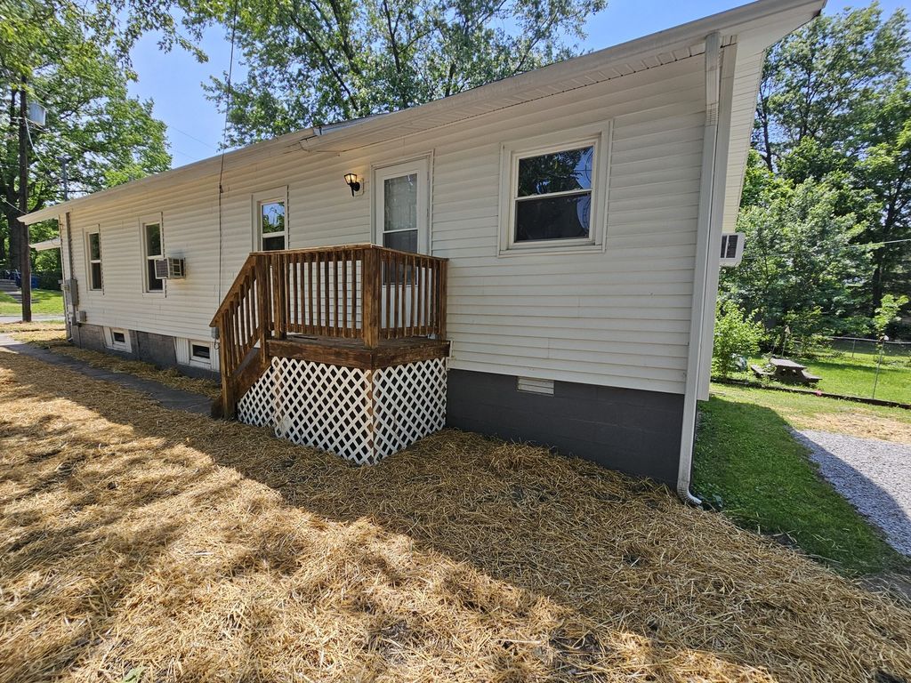 Image 4 of property listing at 415 S 21 Street, Mt Vernon, IL 62864