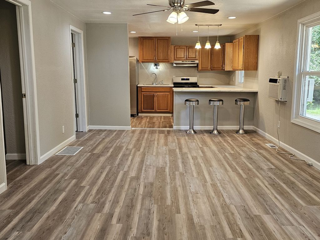 Image 7 of property listing at 415 S 21 Street, Mt Vernon, IL 62864