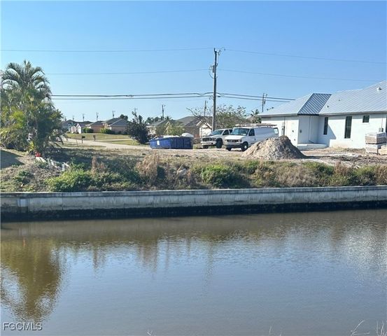 813 SW 40th TER, Cape Coral, FL 33914