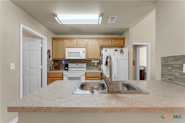 1209 E Avenue F, Lampasas, TX 76550
