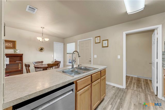 1209 E Avenue F, Lampasas, TX 76550