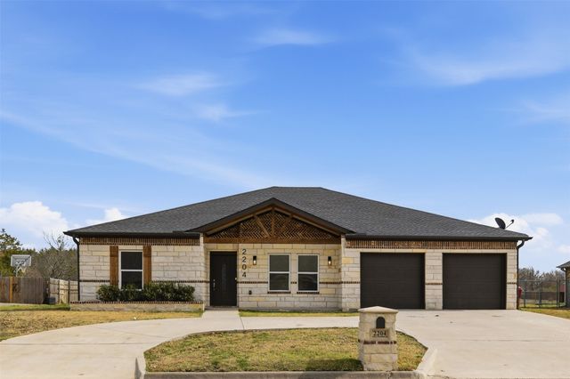 2204 Albert Broadfoot Street, Bonham, TX 75418