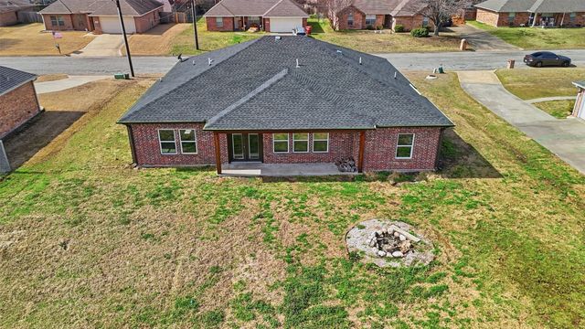 2204 Albert Broadfoot Street, Bonham, TX 75418