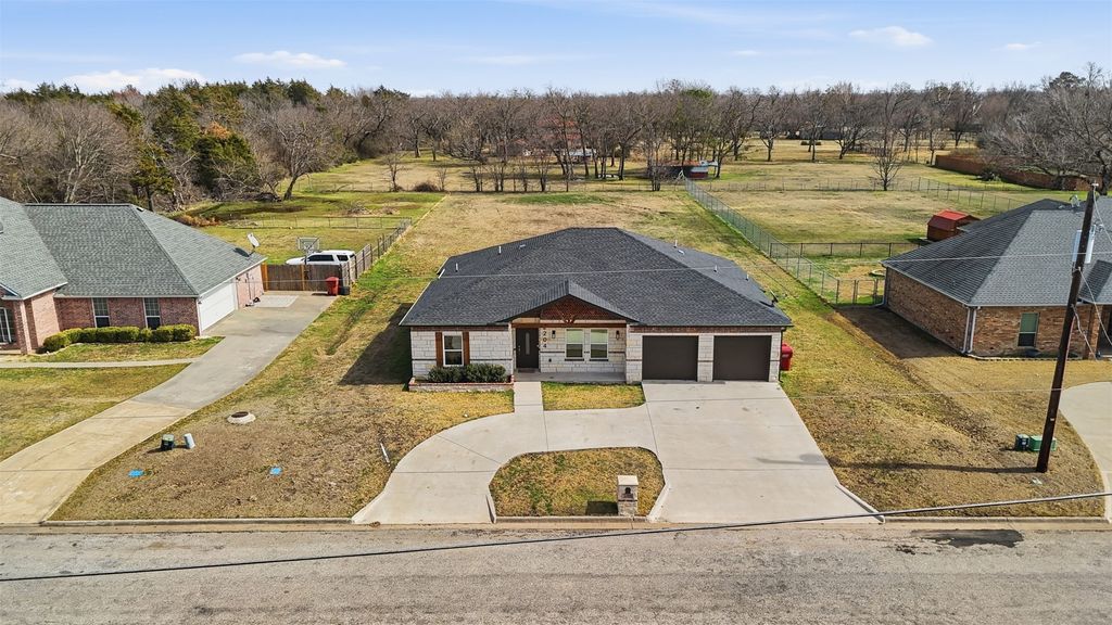 2204 Albert Broadfoot Street, Bonham, TX 75418