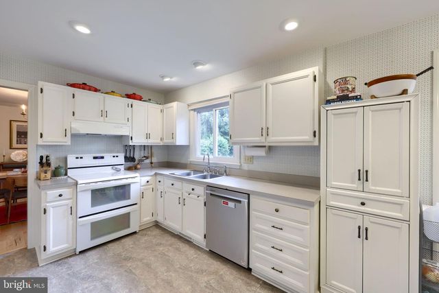 1856 BEVERLY DR, Lancaster, PA 17601