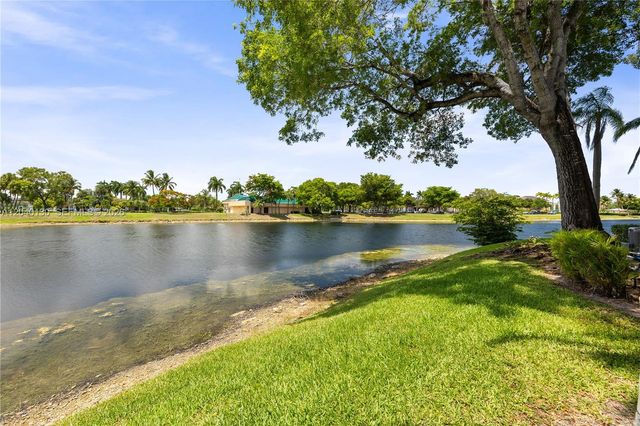 9999 N Belfort Cir 101, Tamarac, FL 33321