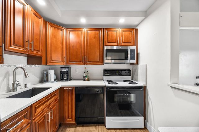 9999 N Belfort Cir 101, Tamarac, FL 33321