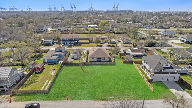 127 Dwire Drive, La Porte, TX 77571