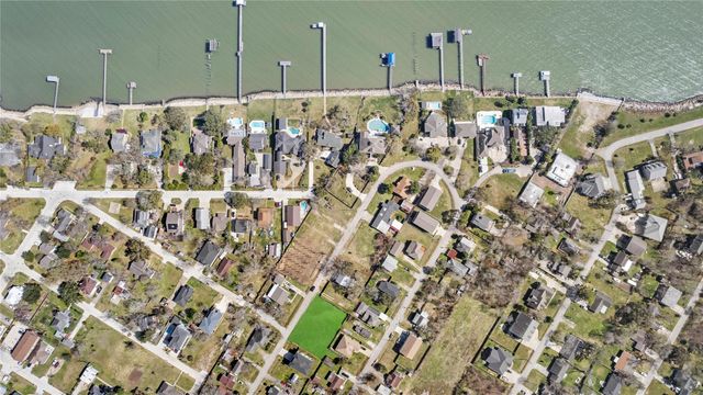 127 Dwire Drive, La Porte, TX 77571