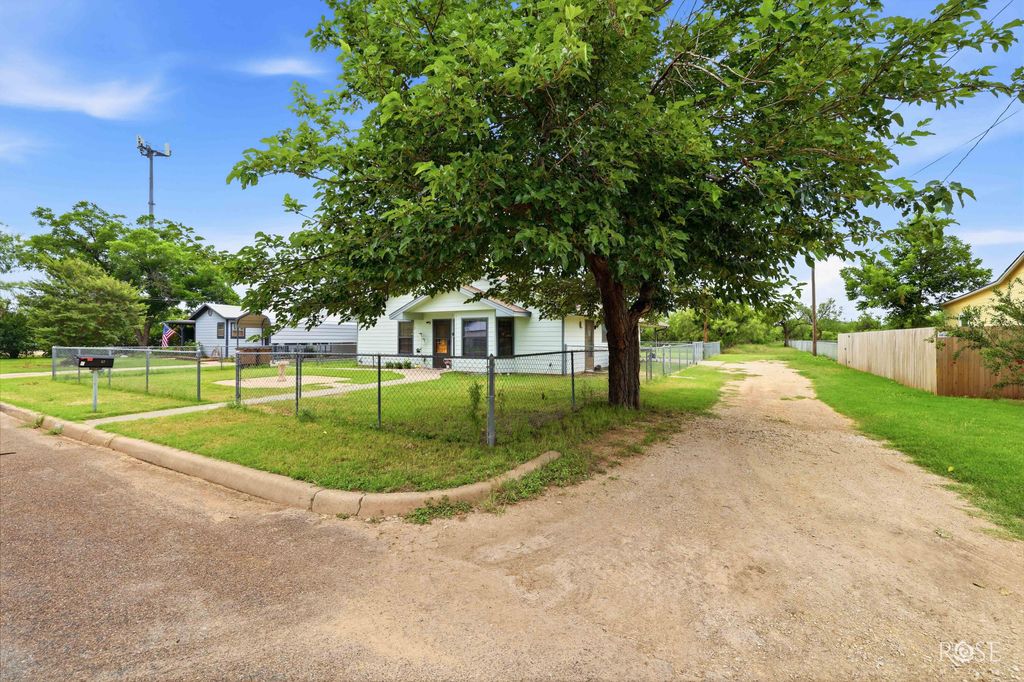 Image 3 of property listing at 57 W 34th Street, San Angelo, TX 76903