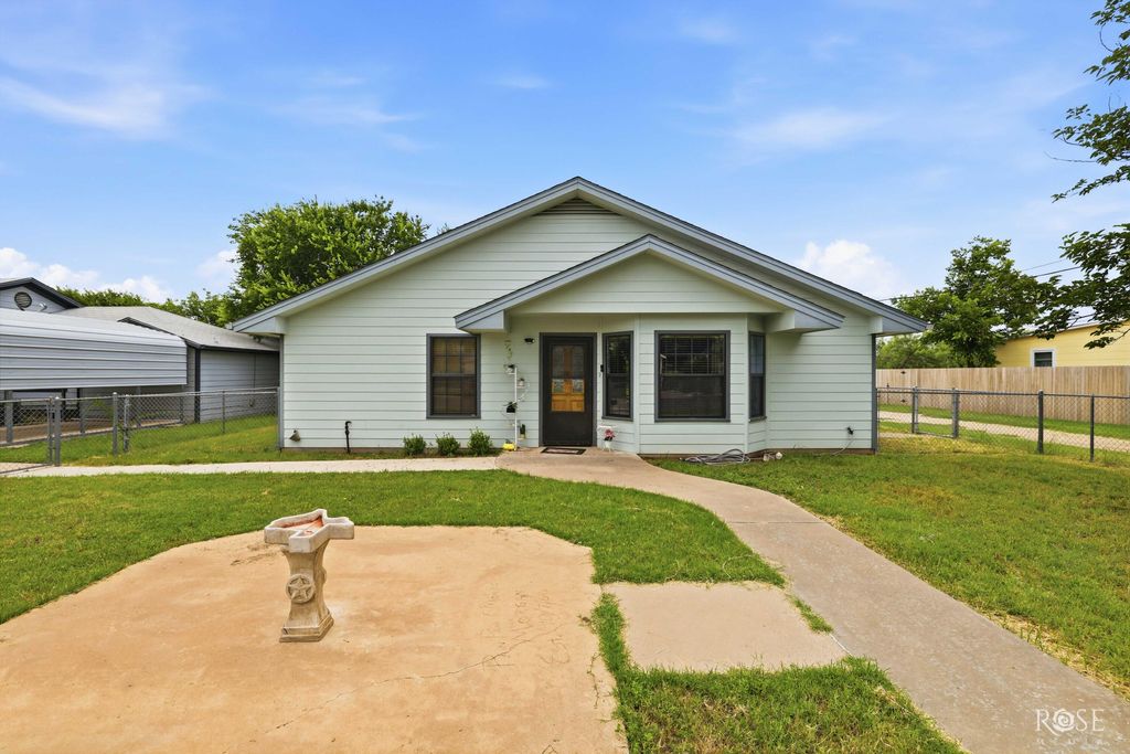 Image 4 of property listing at 57 W 34th Street, San Angelo, TX 76903