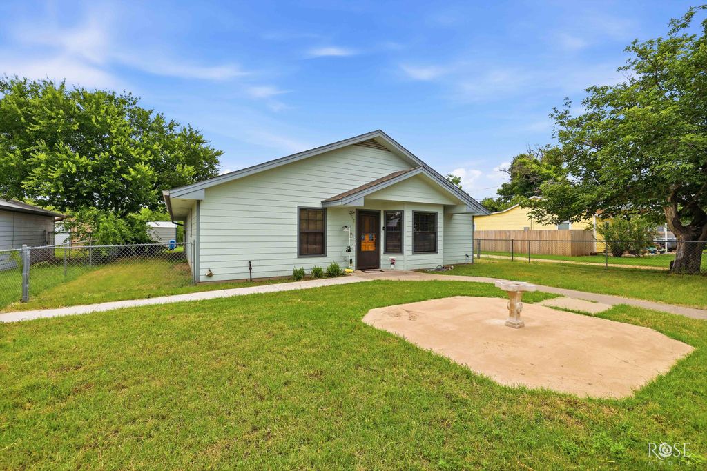 Image 5 of property listing at 57 W 34th Street, San Angelo, TX 76903