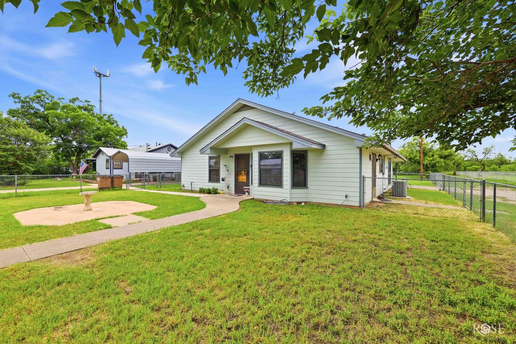 Image 6 of property listing at 57 W 34th Street, San Angelo, TX 76903