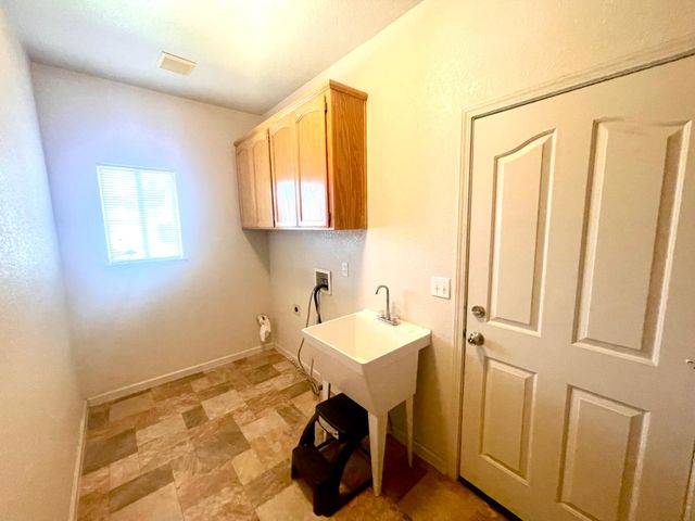 9762 Deep Water Ln, Stockton, CA 95219