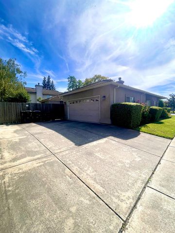 9762 Deep Water Ln, Stockton, CA 95219
