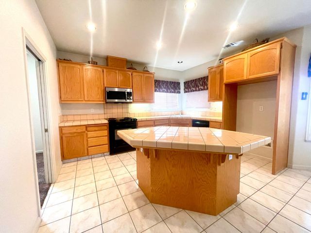 9762 Deep Water Ln, Stockton, CA 95219