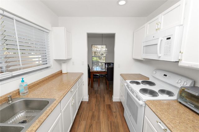 11902 LAKEMIST CIRCLE 11902, Temple Terrace, FL 33617